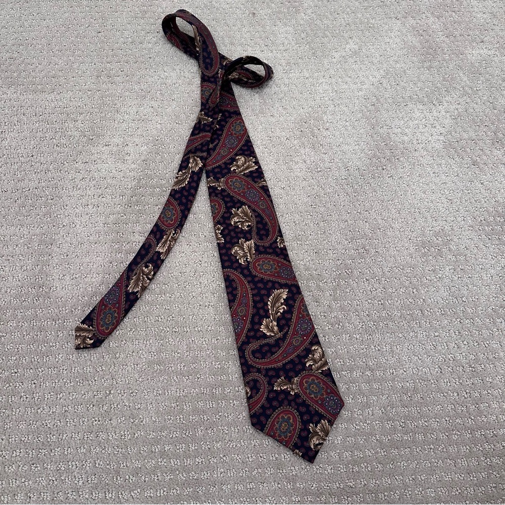 Van Heusen 417 Paisley Silk Neck Tie - Navy, Beige, maroon